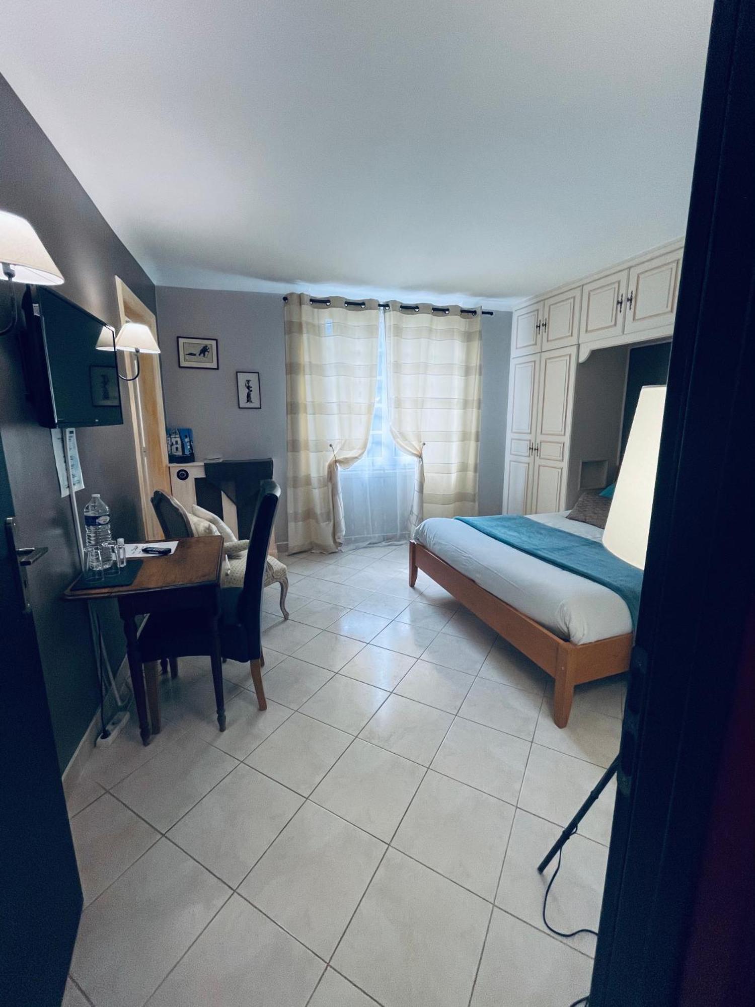 Hotel La Colliniére Sainte-Gemme-Moronval Habitación foto