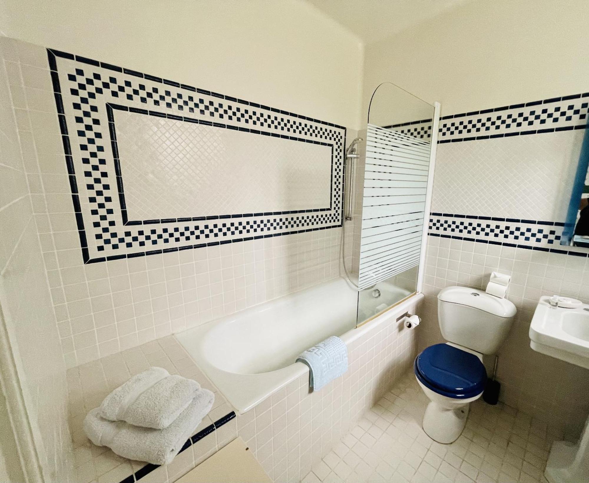 Hotel La Colliniére Sainte-Gemme-Moronval Habitación foto